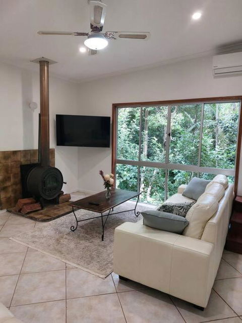 Rainforest Retreat-Fireplace-BBQ-3 Acres- - Broome Tourism 1