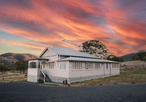 Pretty Pink Queenslander With Spectacular Views! - Broome Tourism 0