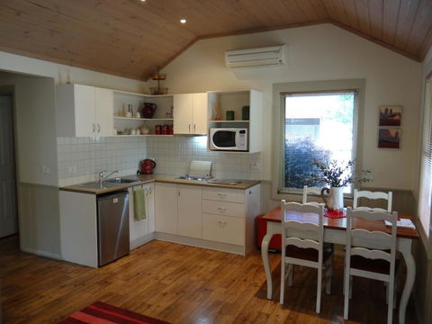 Autumn Affair Cottage 6 - Broome Tourism 3
