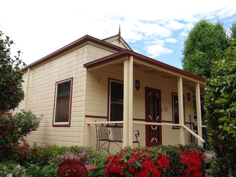 Autumn Affair Cottage 6 - Broome Tourism 1