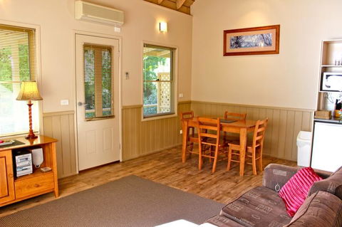Autumn Leaf Cottage 1 - Broome Tourism 2