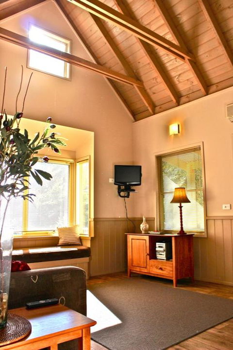 Autumn Leaf Cottage 1 - Broome Tourism 3