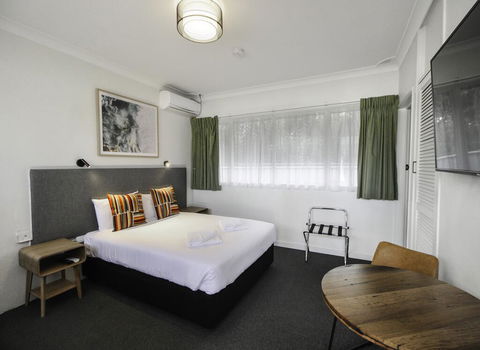 Batemans Bay Hotel - Broome Tourism 1