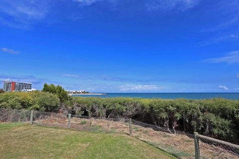 Beach Cottage In The Heart Of Mandurah - Broome Tourism 3
