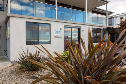 Beachfront Apartment Blackmans Bay - Broome Tourism 1