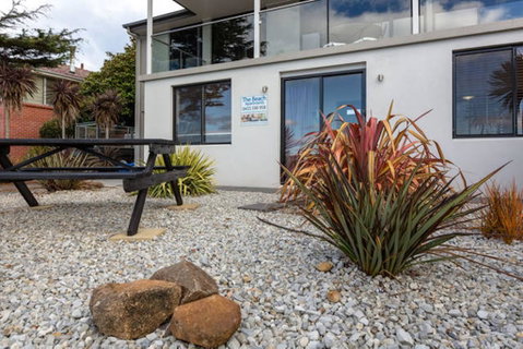 Beachfront Apartment Blackmans Bay - Broome Tourism 2