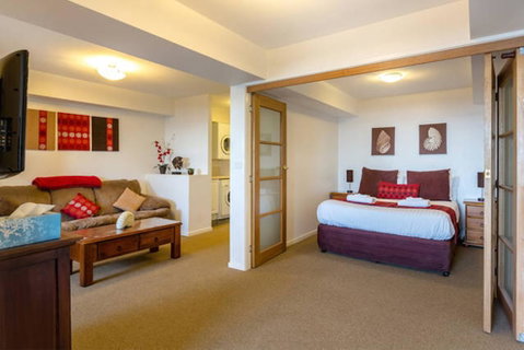 Beachfront Apartment Blackmans Bay - Broome Tourism 3