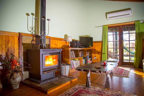 Red Tractor Retreat - Broome Tourism 3