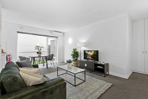 Refined 1-Bed Apartment With Garden Access - Broome Tourism 0