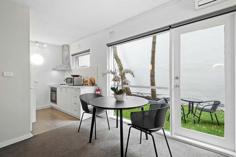 Refined 1-Bed Apartment With Garden Access - Broome Tourism 1
