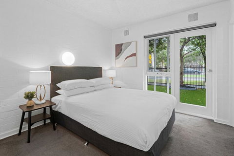 Refined 1-Bed Apartment With Garden Access - Broome Tourism 3