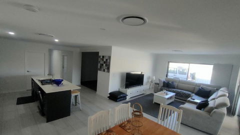 Relax Poolside By The Canal - Broome Tourism 3