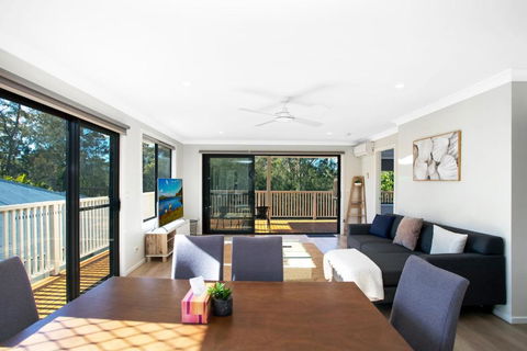 Renovated Coastal Getaway With Water Views - Broome Tourism 2