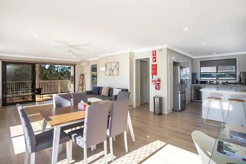 Renovated Coastal Getaway With Water Views - Broome Tourism 3