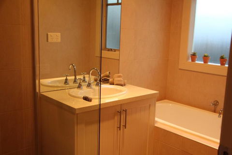 River Rock Cottage Centrally Located And Dog Friendly - Broome Tourism 3