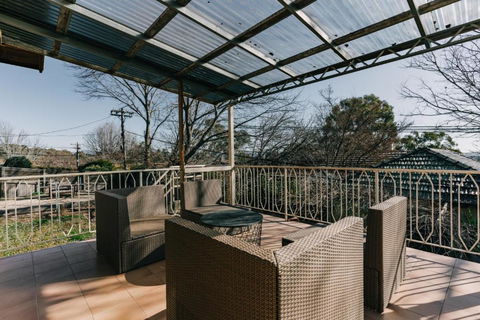 Restful Canberra Retreat In Spacious Terrace Home - Broome Tourism 2