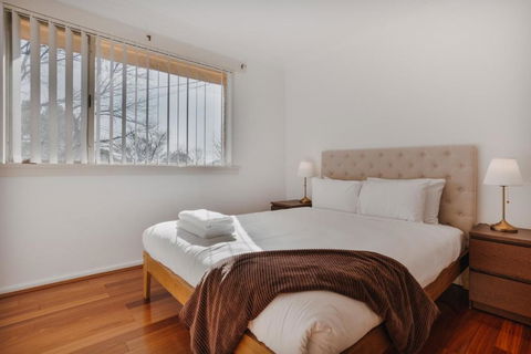 Restful Canberra Retreat In Spacious Terrace Home - Broome Tourism 3