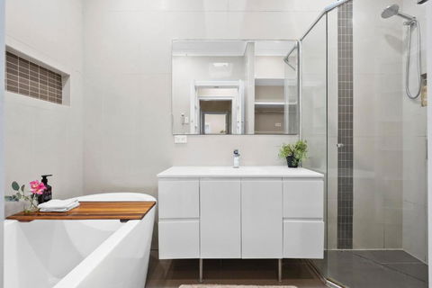 Room In Large Home 6 Min To CBD - Broome Tourism 3
