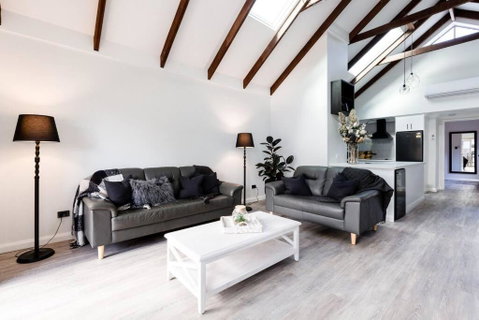 Salt & Pepper; Beautiful Town House In Margs! - Broome Tourism 1