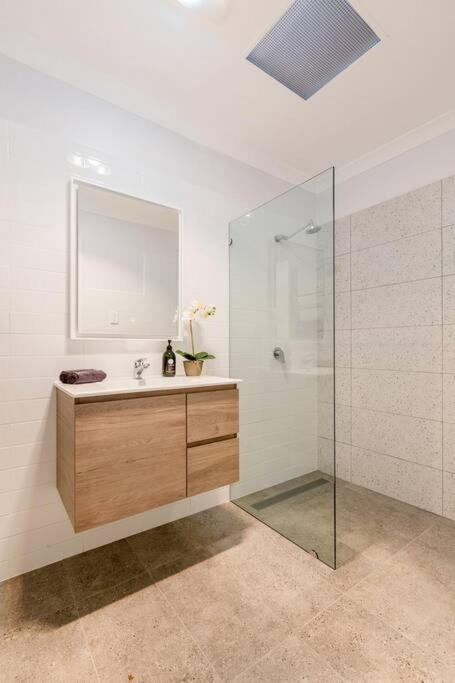 Salt & Pepper; Beautiful Town House In Margs! - Broome Tourism 2
