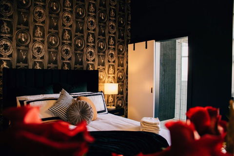 Rooms Of Renown - The Panaretto Parlour - Broome Tourism 1