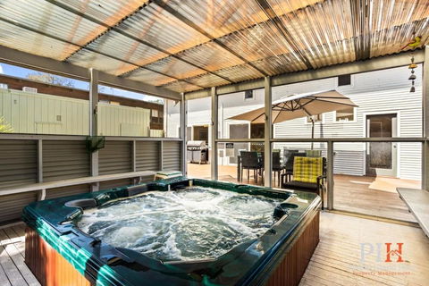 Sandy Bay Getaway W Spa 4 Bdr - Broome Tourism 1