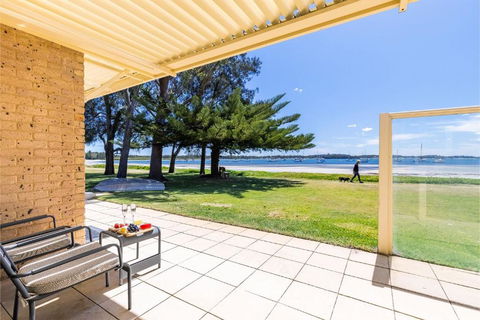 Sandy Beach House Corlette Unit 1 Waterfront WI-FI Aircon - Broome Tourism 2