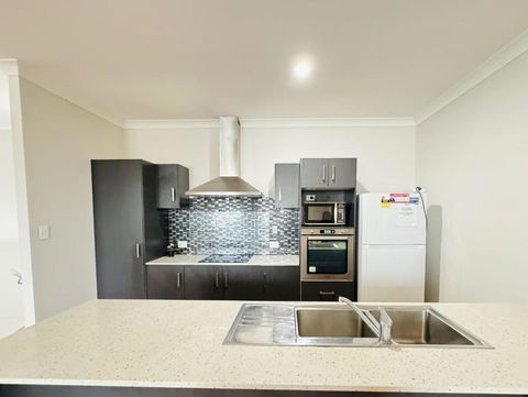 Serene Share Suite In Coopers Plains - Broome Tourism 3