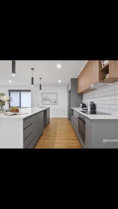 Spacious House Close To Hobart CBD WiFi And New Sony QLED Smart TV - Broome Tourism 0