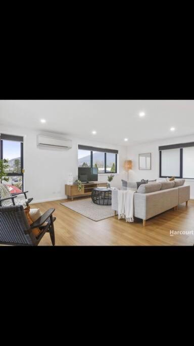 Spacious House Close To Hobart CBD WiFi And New Sony QLED Smart TV - Broome Tourism 1