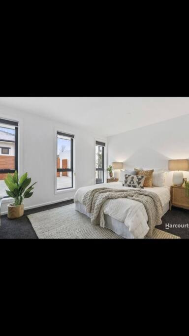 Spacious House Close To Hobart CBD WiFi And New Sony QLED Smart TV - Broome Tourism 2