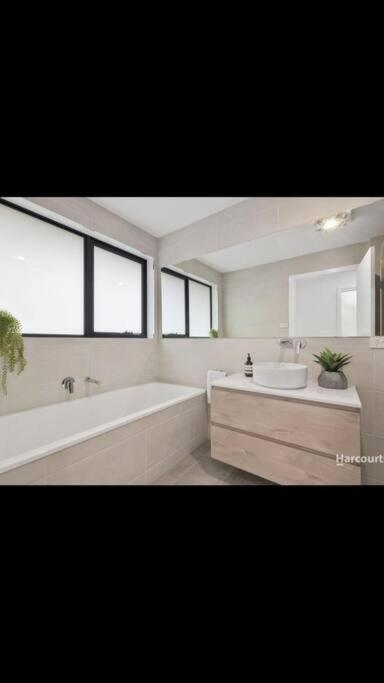 Spacious House Close To Hobart CBD WiFi And New Sony QLED Smart TV - Broome Tourism 3