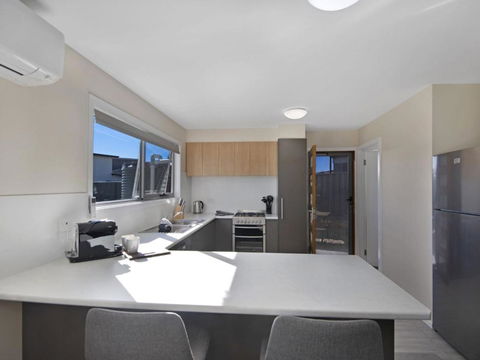 T Bar On Twynam - Modern 2BR Apartment L WiFi L Netflix L BBQ L Smart TV L Air-Con - Broome Tourism 3