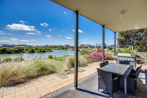 T2 12 Wentworth Pde Hindmarsh Island - No Linen Included - Broome Tourism 1