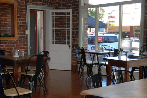 THE FED AND BED TEMORA - Broome Tourism 3