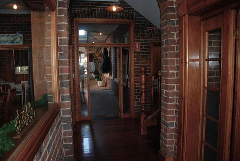 THE FED AND BED TEMORA - Broome Tourism 0