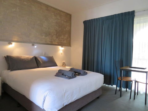 Bishops Lodge Narrandera - Broome Tourism 2