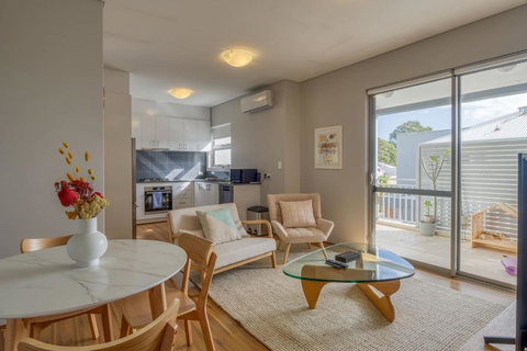 The Nordic Nook - A Relaxed Redcliffe Stay - Broome Tourism 2