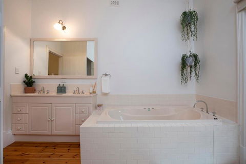 The Retreat In Basket Range - Broome Tourism 3