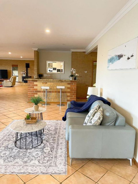 Waterfront Entire Luxury House With Bay View And Pool - Broome Tourism 3