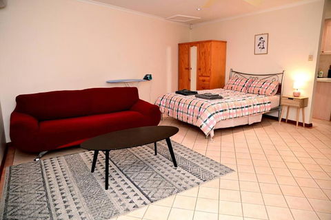 Spacious Studio In AliceSprings QueenBed+KSAirbed - Broome Tourism 0