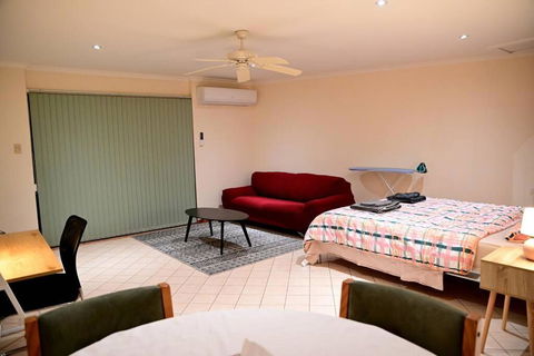 Spacious Studio In AliceSprings QueenBed+KSAirbed - Broome Tourism 1