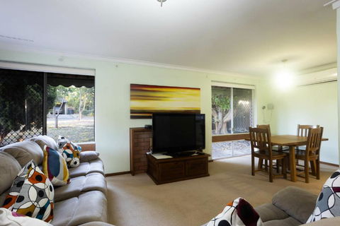 Well Equipped 3BR Home With Backyard And Patio - Broome Tourism 0